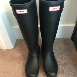 Matte black size 8 hunter boots